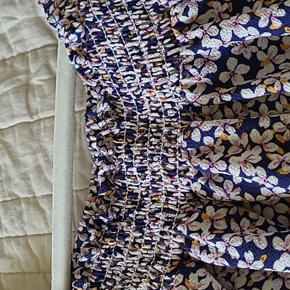 Beautiful Like New Floral Top - Picture 4 of 4